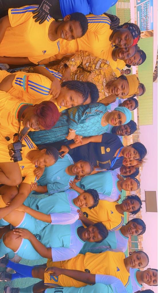 MakalCAMARA3's tweet photo. Deux équipes féminines de football de la presse publique et privée se sont expliquées cette après-midi dimanche 27/3/22,au stade Petit Sory de Nongo.En hommage à Madeleine Maka Kaba, icône de la RTG, au cours de ce mois de la femme; j’ai eu l’honneur d’y assister. https://t.co/8hEoWpNqvN