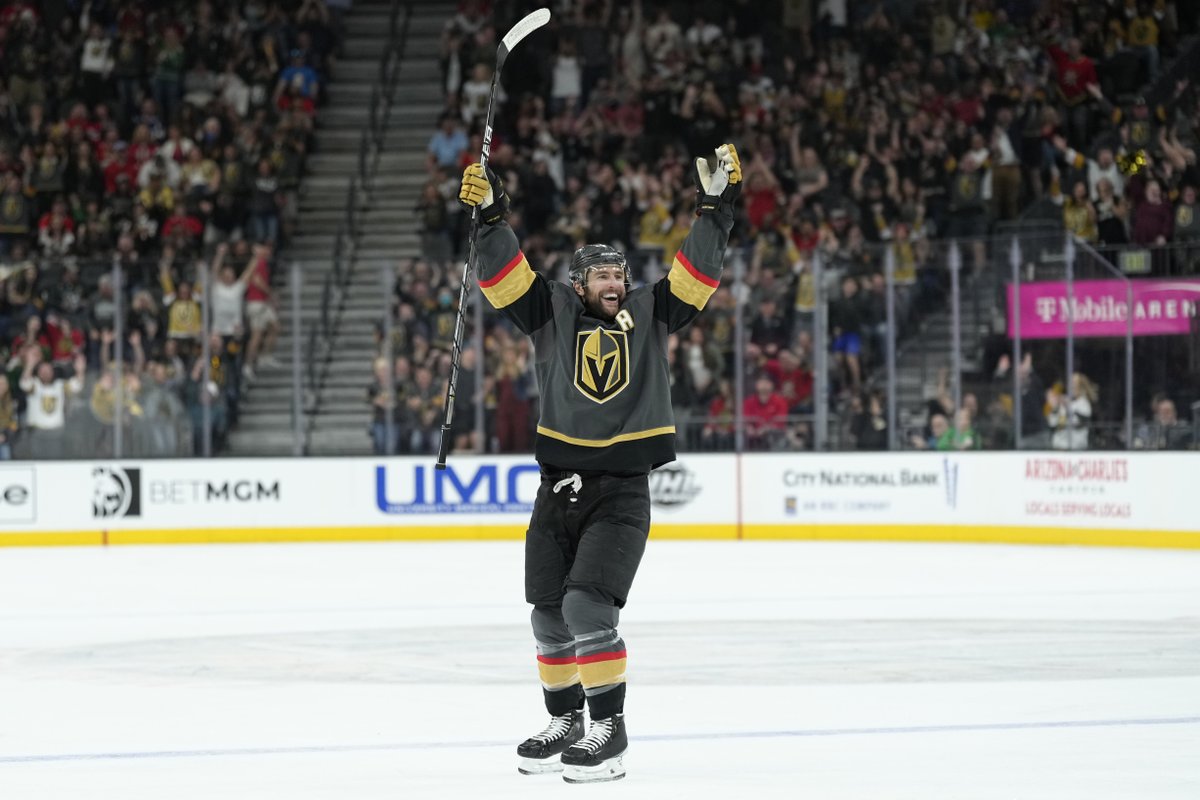 NHL's tweet photo. "So I put my hands up, they're playin' my song, the butterflies fly awaaay" 🎵 https://t.co/4QlGbYKhrr