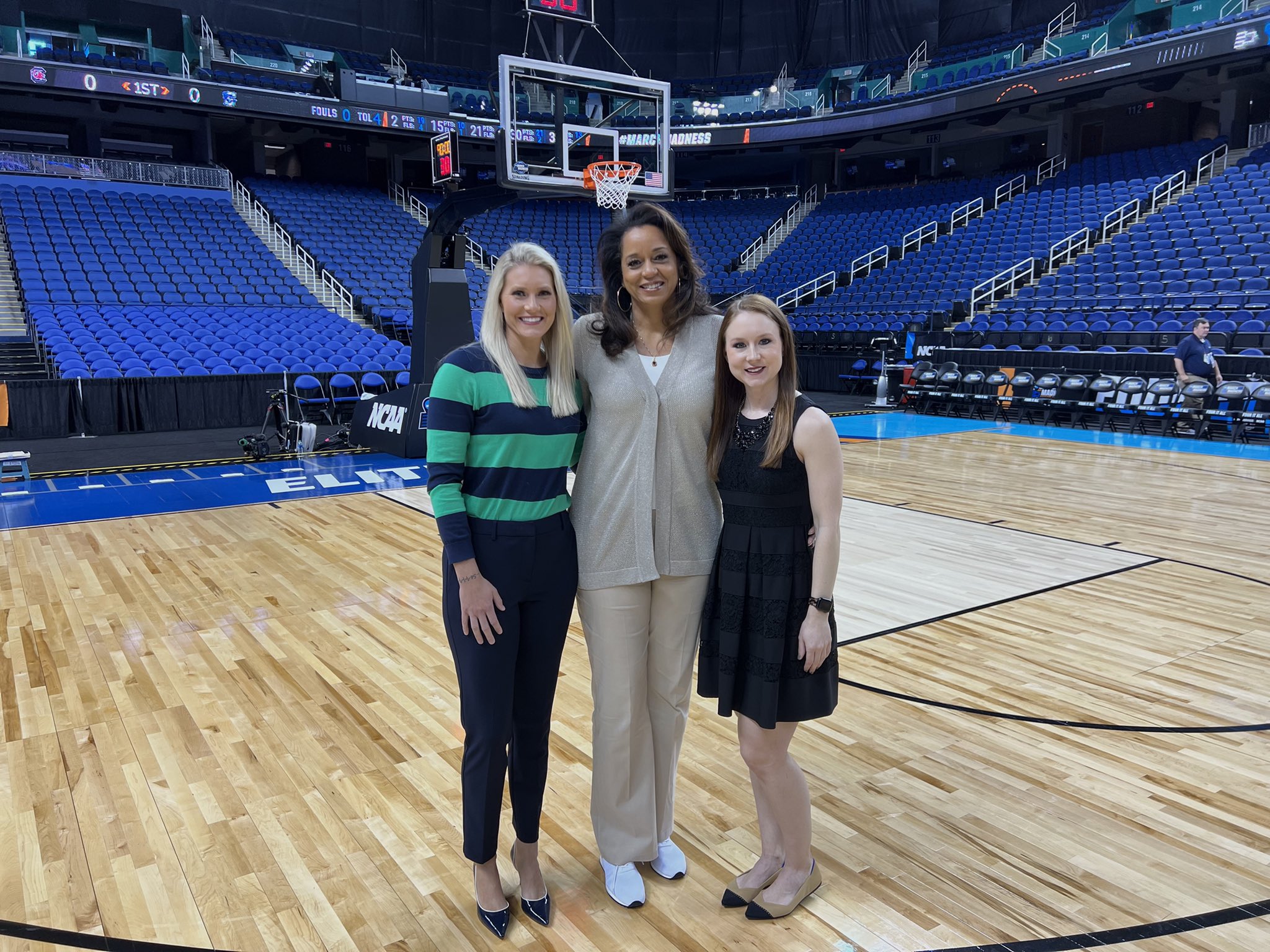 CAROLYN PECK on Twitter "Sending the 1st team to the Final Four. GETTING WARMED UP! https//t