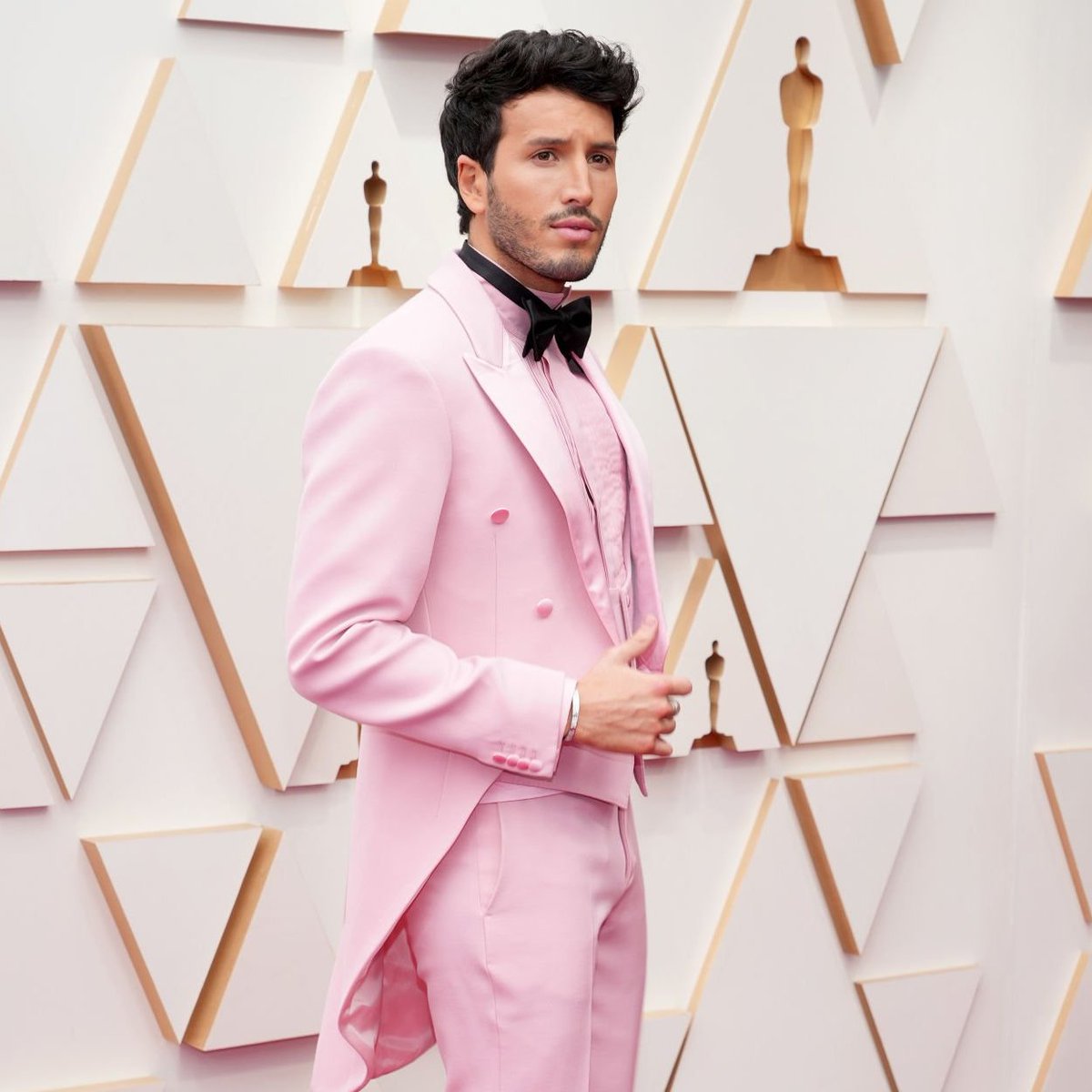 mydisneylatino's tweet photo. Orgullo latinoamericano. @SebastianYatra en la alfombra roja de los #Oscars https://t.co/6N1EtPmaNN