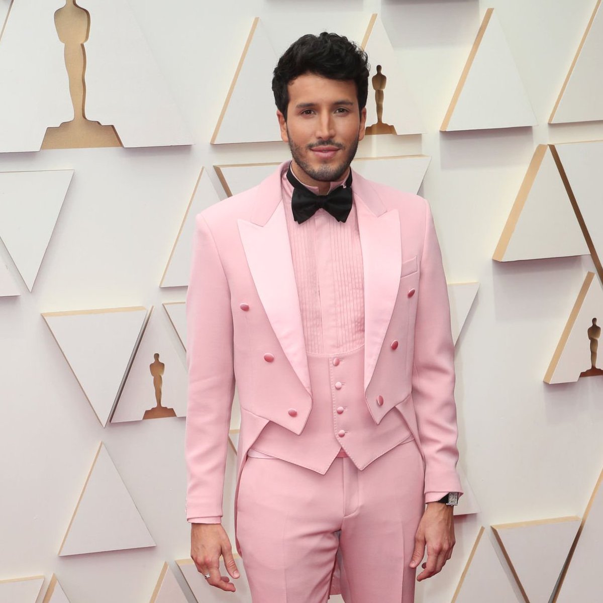 mydisneylatino's tweet photo. Orgullo latinoamericano. @SebastianYatra en la alfombra roja de los #Oscars https://t.co/6N1EtPmaNN