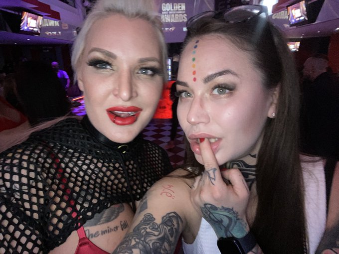 The benefits of working in porn, watching a star for a long time and then getting to know her live🥰  @AlexxaVice