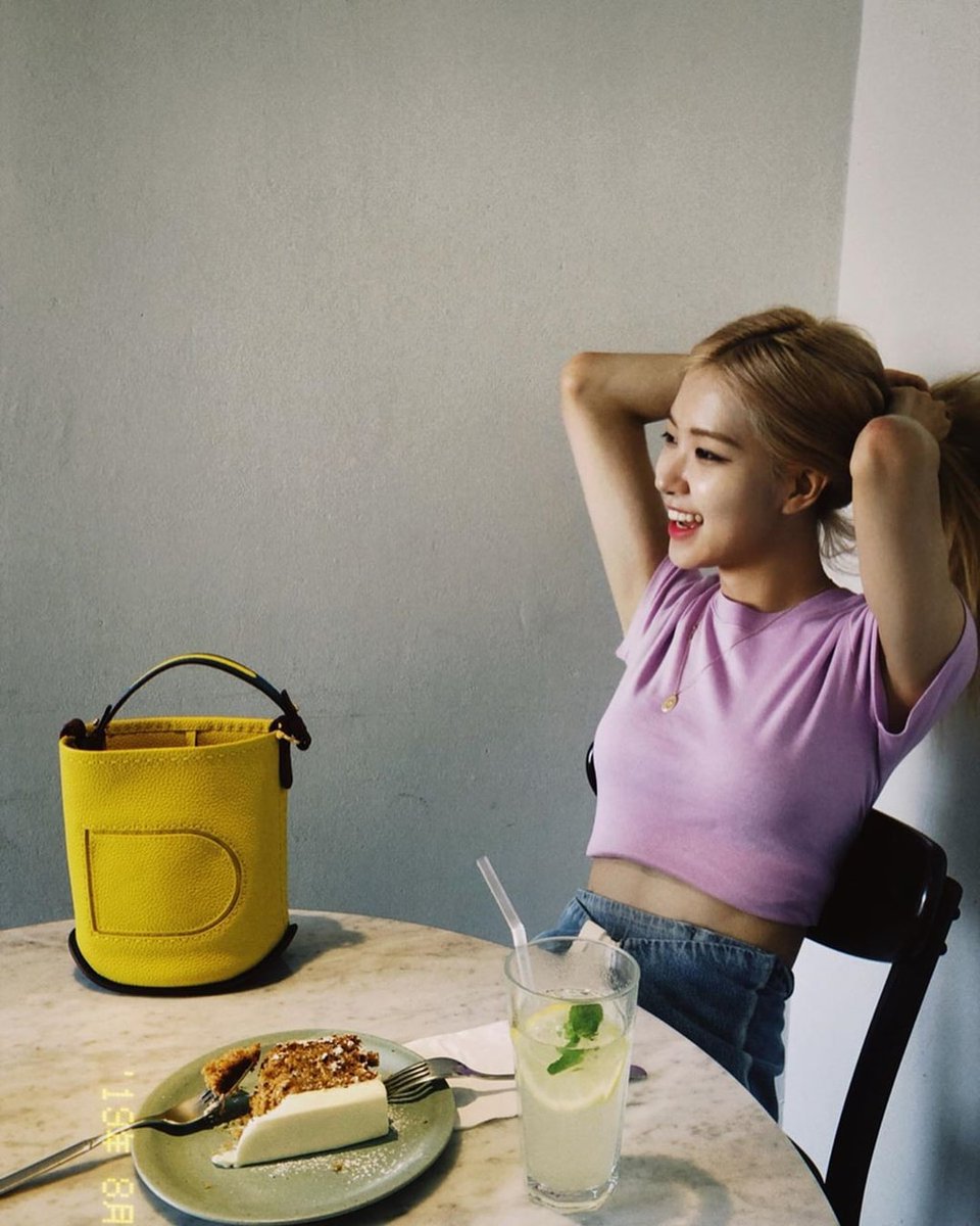 rshourly's tweet photo. girlfriend material
#로제 #ROSÉ https://t.co/qBx7NX8aTP
