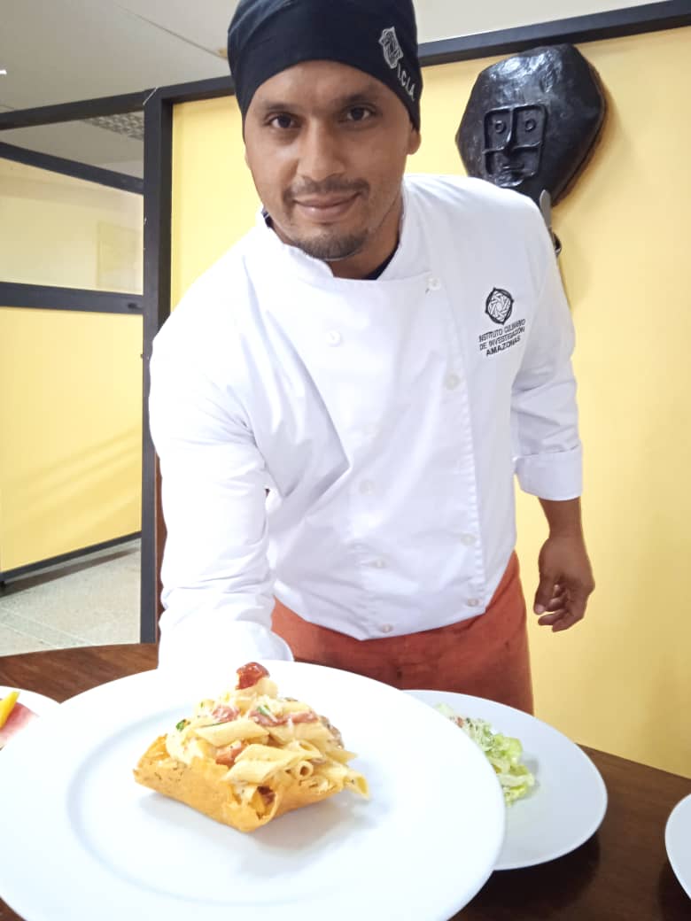 elcherra's tweet photo. Pasta fria, con tomates, berenjena y pimentones todos confitados, queso mozzarella, con un aderezo amazonico, queso parmesano rallado yyyy una cesta de parmesano! #Sabrosisimo https://t.co/m3oRWODlON