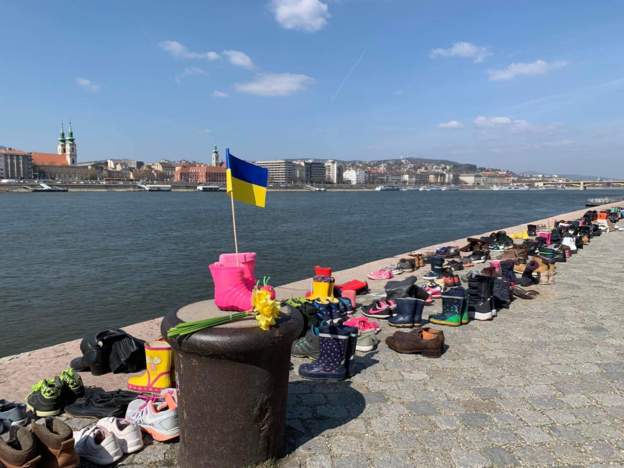 ctuallyKeithB's tweet image. Hungarians have placed 300 pairs of shoes near the existing Holocaust memorial in Budapest, to commemorate the victims of the Mariupol theatre bombing. It reminds me of a short story I read recently...