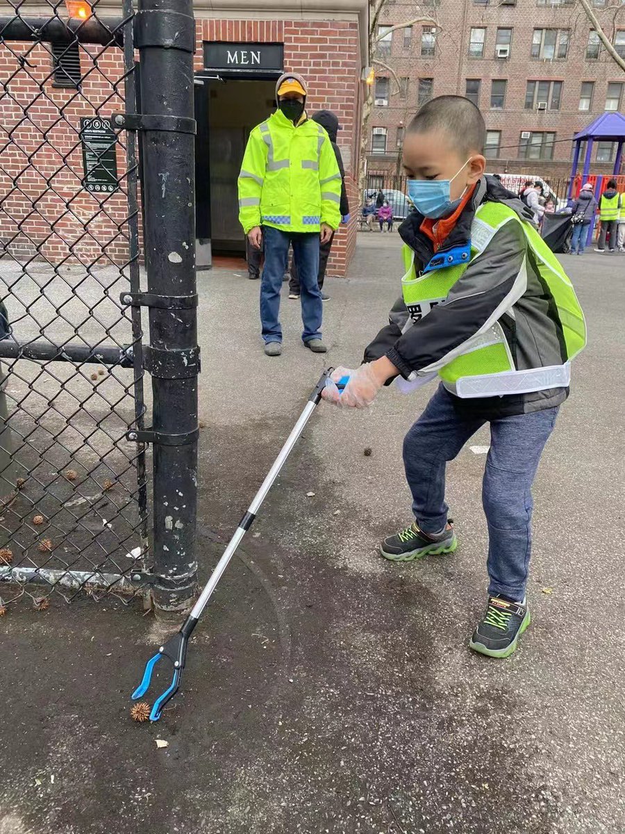 NycAac's tweet photo. 3/27/22 Sunday's Most Beautiful Day - Flushing Cleaning Day at AAC:
Our student volunteers, led by their parents, came to the Maple 🍁 Park Flushing to clean their homes. Thank you to all the parents and @CMSandraUng for supporting our event today👍 https://t.co/YsanxvXOJg