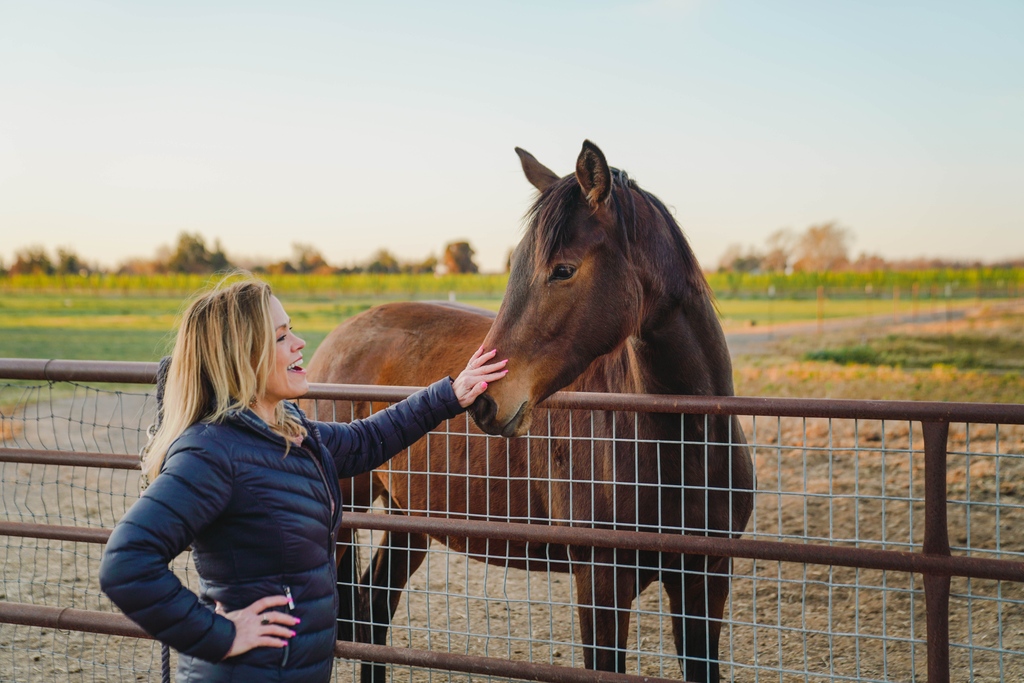 ovviawellness's tweet photo. Visiting my friend's ranch &amp; her newest horse, who doesn't interact a lot with new people. She let me get close and I'm sure she could tell I was the most nervous! 
-
#ovvia #horse #nature #menalhealth #wellness #fitness #power #innerstrength https://t.co/A1qzSGDqdG
