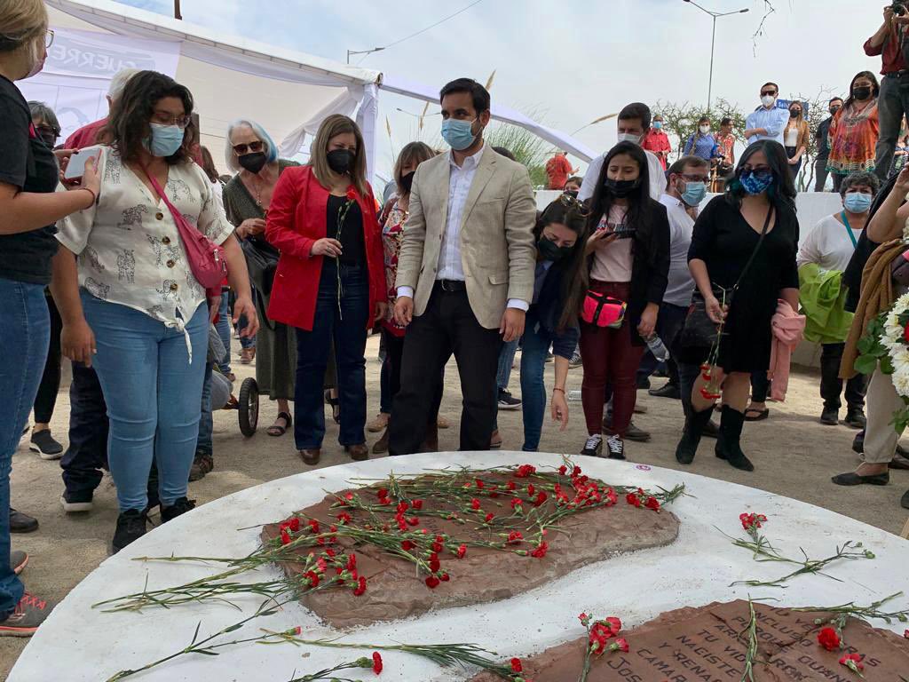 jgajardofalcon's tweet photo. Hoy recordamos y honramos a #Parada #Guerrero y #Nattino, asesinados por la dictadura hace 37 años. Nada ni nadie está olvidado. Reafirmamos nuestro compromiso con la verdad, la justicia, la reparación y las garantías de no repetición. #NadaNiNadieEstaOlvidado https://t.co/BBJAWlbBqJ
