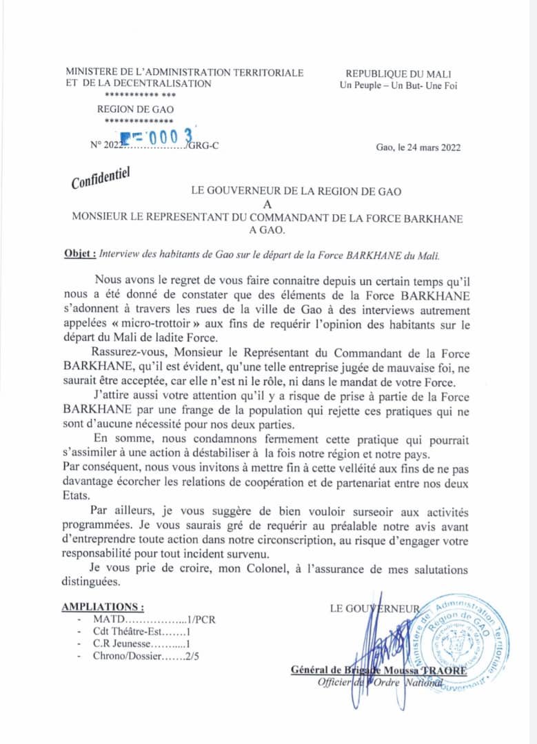 La tension reste vive entre les autorités maliennes et françaises. Cette fois ci c’est le Gouverneur de la région de #Gao qui met en garde les forces #Barkhane encore présentes dans la ville. Pas de micro-trottoir. Ce n’est pas leur vocation. Quel est leur objectif? 😳😳😳