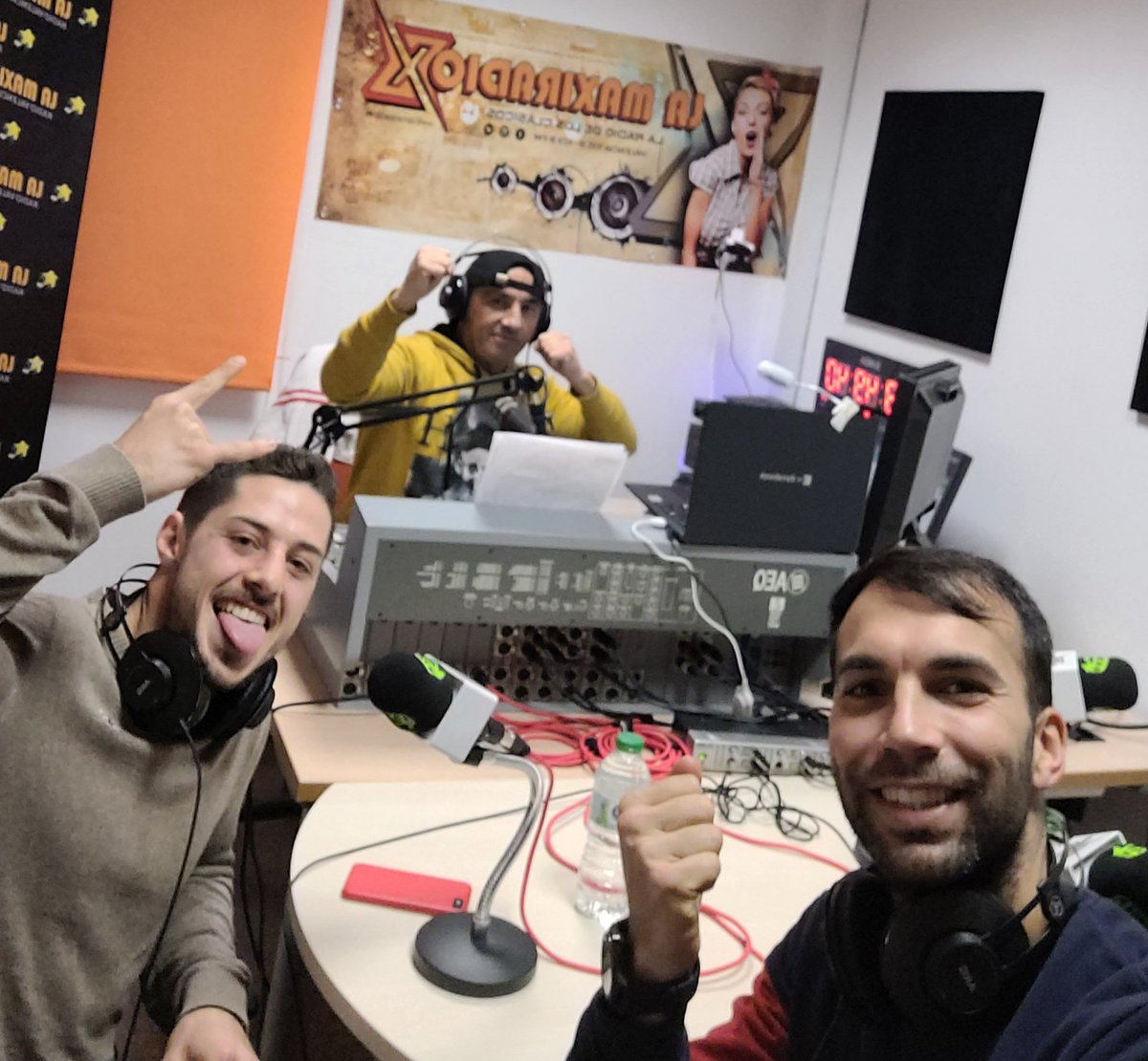BoxingUnitres's tweet image. Gracias a @rubenguerrerobox @marquina.jordi por dejaros entrevistar y hablar del boxeo amateur. @no.tiro.latoalla @lamaxiradiovlc #radio #boxeo #boxeoamateur