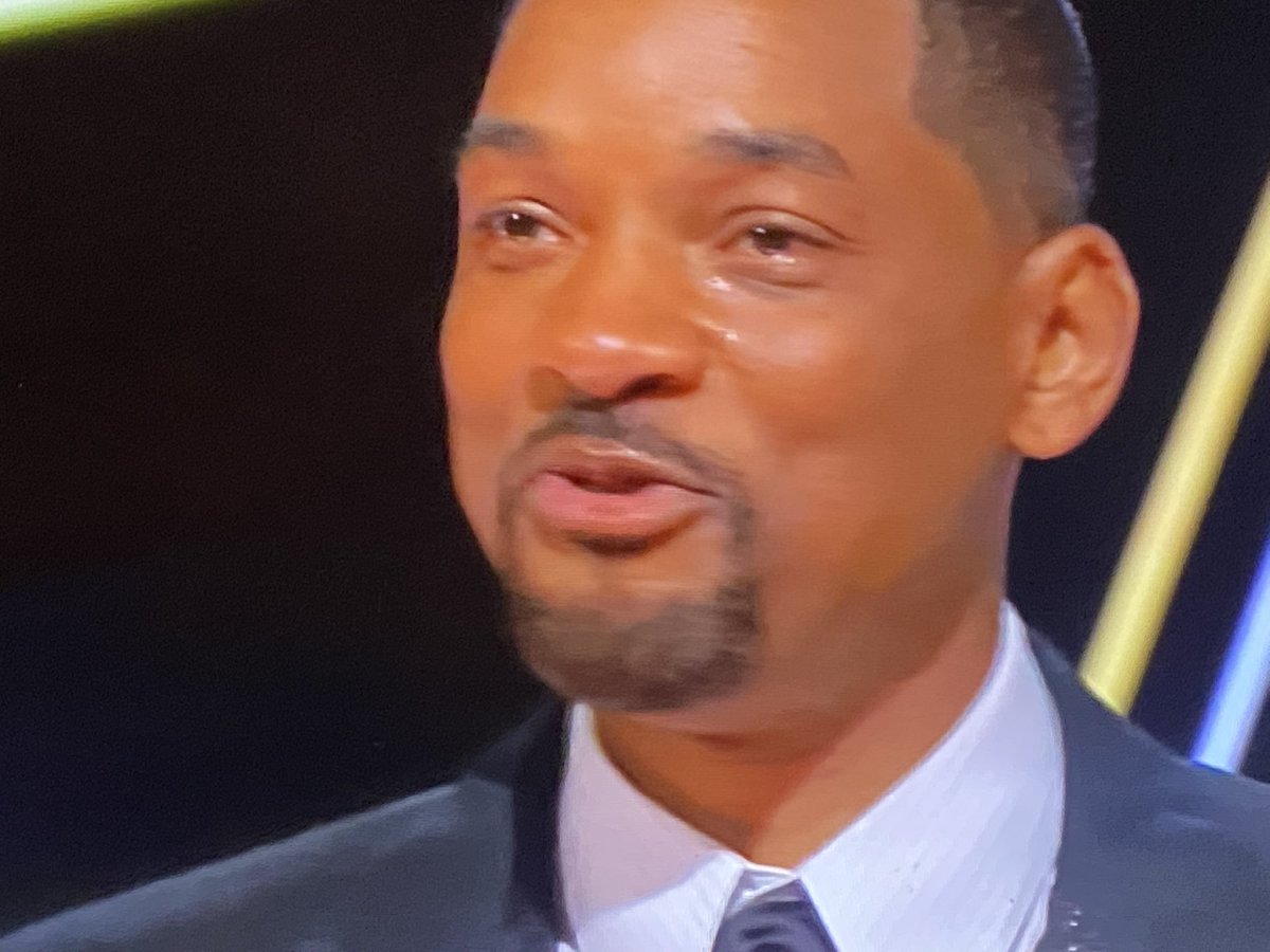WILL SMITH THE FIRST PERSON TO ROCK SOMEONE THEN WIN AN AWARD 20 MINUTES LATER #Oscars