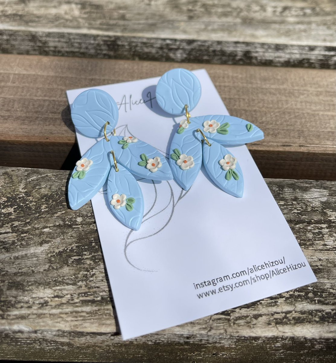 Loving this blue floral earrings