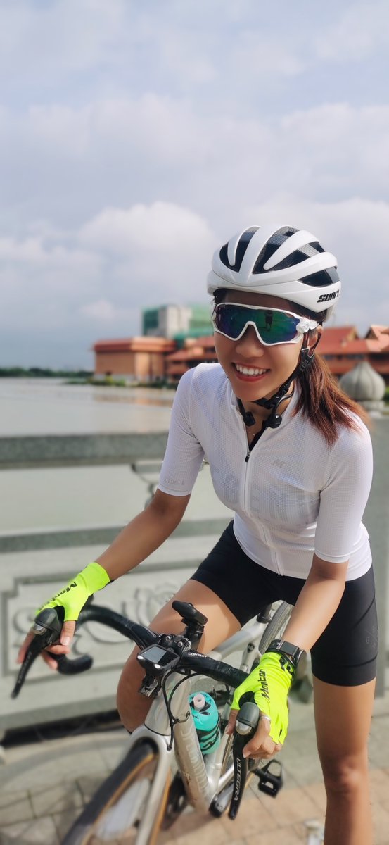 sunrimooncycle's tweet photo. 😄Keep smiling with SUNRIMOON
#sunrimoon #sunrimooncycling #sunrimoonhelmet #roadbike #cyclingpics #cyclinglife #roadbikegram https://t.co/b5lD4CvMrt