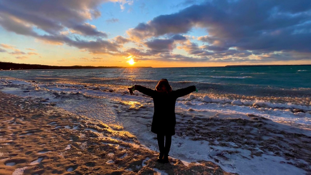 StaceyALee's tweet photo. The first time I have ever watched the formation of ice balls and shelf ice. What a glorious weekend to be in Glen Arbor, Michigan.
#miwx #StormHour #PureMichigan #LakeMichigan #Sunset #IceBalls https://t.co/24y53kGYwz