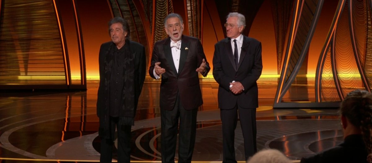 cinefiloos's tweet photo. De pie 👏🏼. Francis Ford Coppola, Al Pacino y Robert De Niro estuvieron presentes en los #Oscars por los 50 años de El Padrino https://t.co/R1DC7oH0iQ