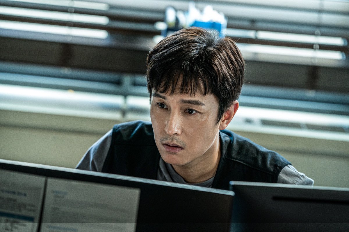 신화 동완님의 첫 범죄 스릴러 도전작! 영화 <B컷>이 3월 30일 개봉합니다. 늘 새로운 도전을 통해 다양한 변화를 선보이는 동완님이 영화 <B컷>에서는...