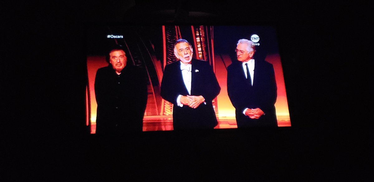 catagomezcurrin's tweet photo. 50 años de "El Padrino"🎥 con estas 3 leyendas vivientes: Al Pacino, el director Francis Ford Coppola, y Robert De Niro 👏 #Oscars #Oscars2022 https://t.co/DLJneqVgEM