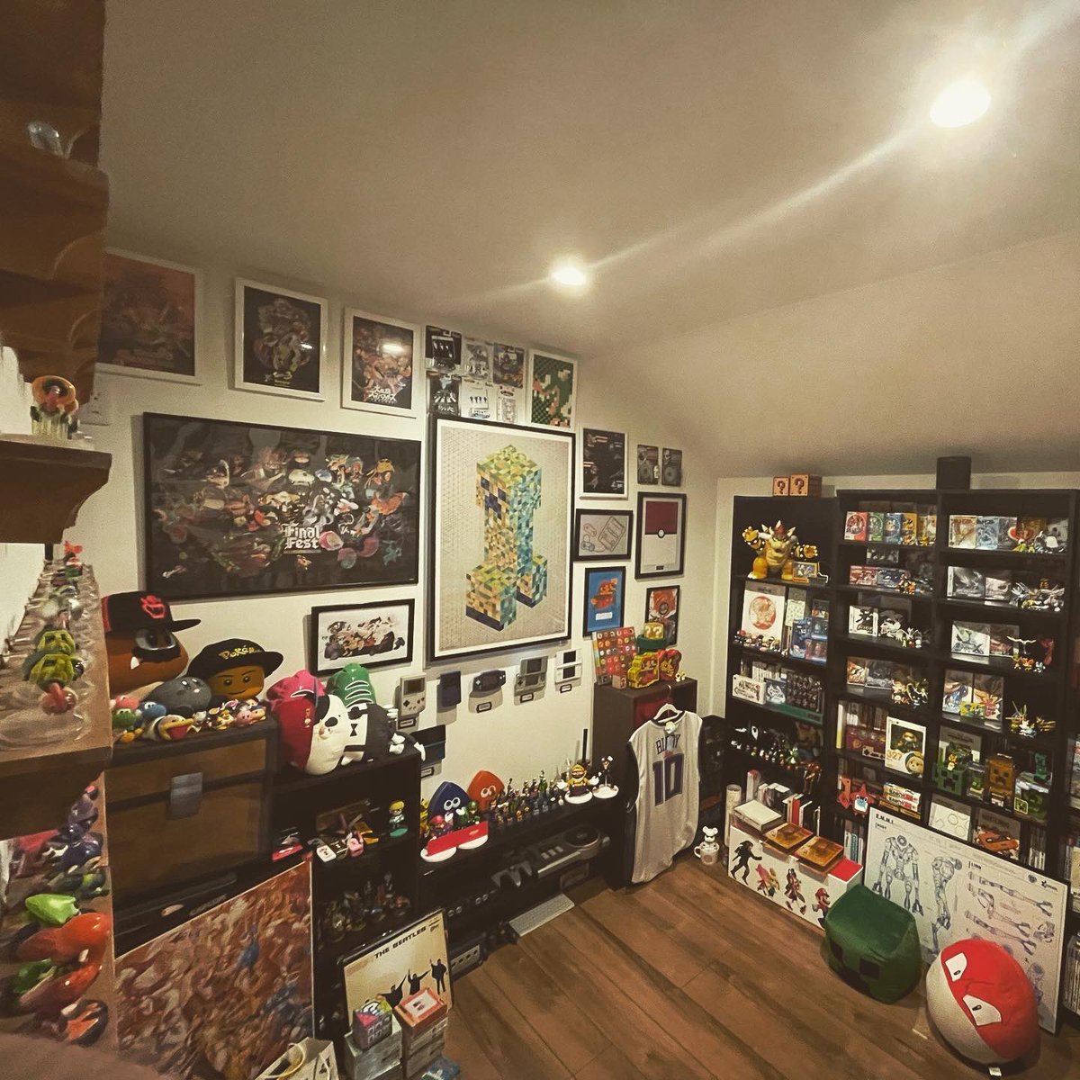 _picoichimi_'s tweet photo. ゲーム部屋(？)、フィギュア棚(？)片付け途中経過。ここでお酒飲みながらゲームしたい。モノ多すぎなんだよなぁ… https://t.co/ABQMbAFlw6