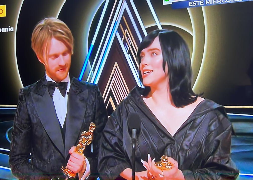 LaPuercaylor's tweet photo. #NotTaylor

Billie Eilish y Finneas han ganado su primer premio Oscar por Best Original Song!! OMG https://t.co/g1YpoAbMKj