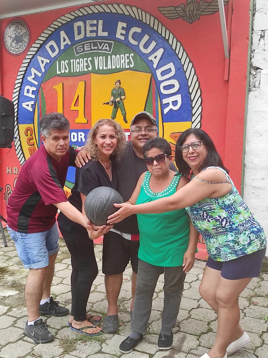 buenarte1's tweet photo. #friends #forever https://t.co/7PW4XjgQhT