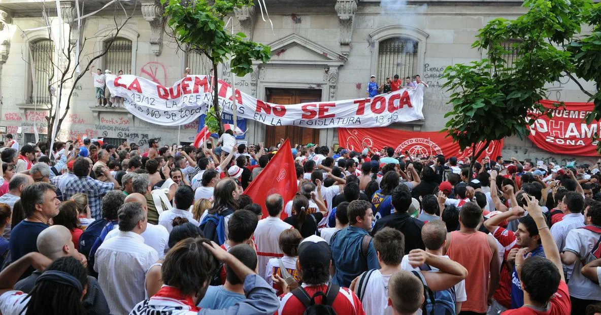 Siempre te vamos a defender, pase lo que pase, porque te amaremos hasta el final de nuestras vidas 🎈♥️ #DíaMundialDelHinchaDeHuracán