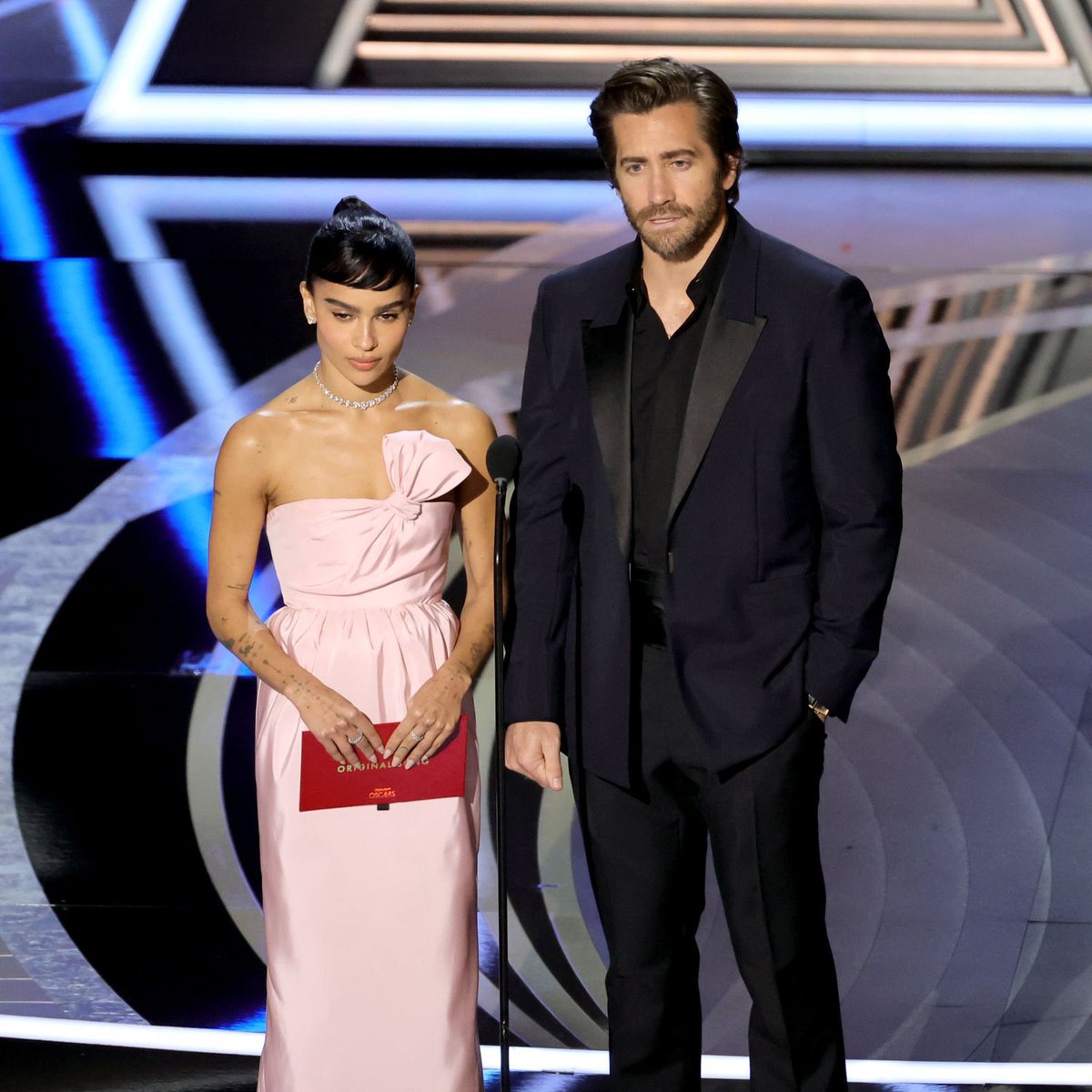 zoearchive's tweet photo. zoë kravitz and jake gyllenhaal presenting at the 2022 academy awards https://t.co/nSdqbNkZ4Z