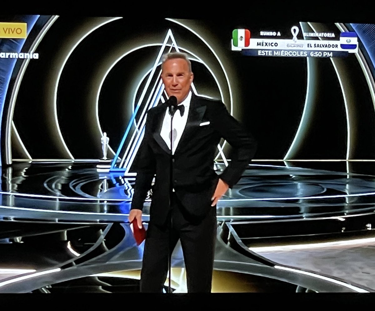 cardelperal's tweet photo. Cuando los años te caen demasiaaaaadooo bien! #kevincostner 👏🏼👏🏼👏🏼👏🏼 SEÑORÓN! https://t.co/Dm2HrXK4Gn