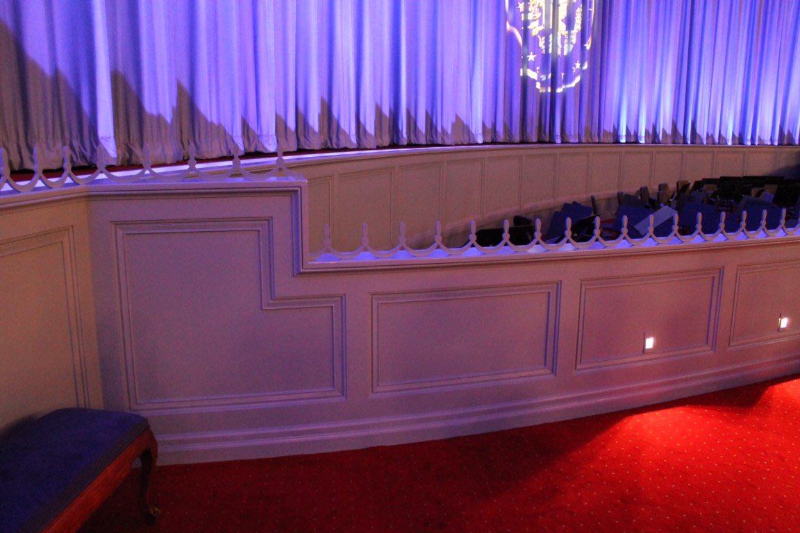 WDWNT's tweet photo. The Oscars needing those Hall of Presidents stage spikes https://t.co/Ut4xB5qrKC