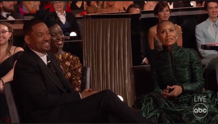 DePercabeth's tweet photo. Ainda me pergunto se o Will Smith demorou pra processar a piada, ele riu e depois tivemos o tapão velho kkkkkkkkk #Oscars https://t.co/MJikRgmNYO