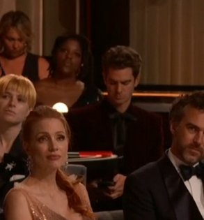 eleveeeee's tweet photo. Andrew Garfield yendo a Twitter para saber si el golpe que le dió Will Smith a Chris Rock fue real o no, desde su cuenta secreta. #Oscars https://t.co/slfnMhS6e6