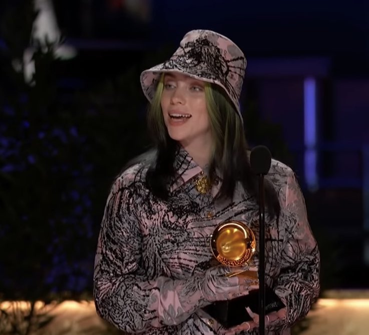 tracklist's tweet photo. Billie Eilish aos 20 anos - já venceu #Oscars, Grammy e Globo de Ouro.

UM FENÔMENO! https://t.co/64fTNjyoc7