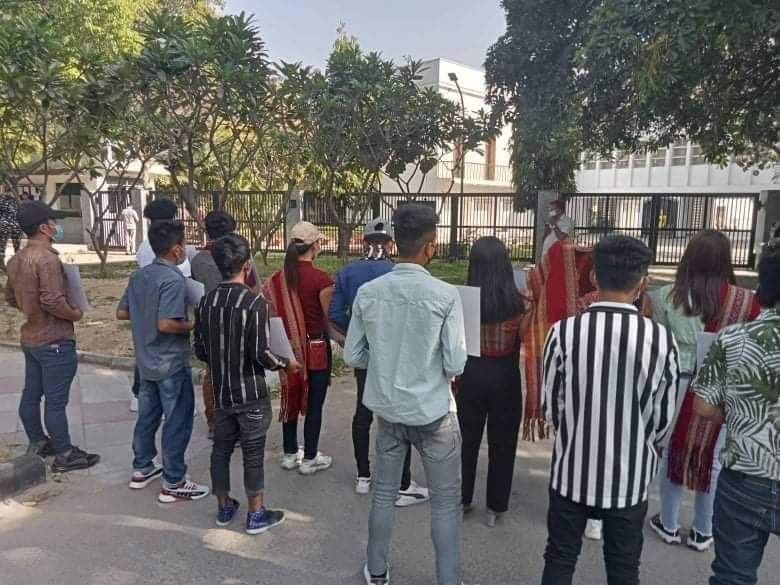 thandarwin01's tweet photo. On 27Mar, India for Myanmar team in New Dehli protested outside Sri Lanka embassy not to invite Myanmar junta representative to BIMSTEC summit which will be held on 30March. They were detained by Indian polices for more than 10 hours.
#2022Mar28Coup 
#WhatsHappeningInMyanmar https://t.co/P1Y1IW6pR5