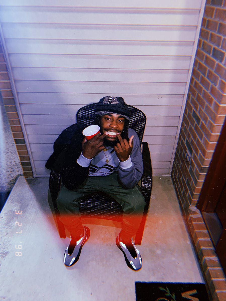 Soxxcks's tweet photo. Young bull of this rap shit, but think that I’m Kobe 🦶🏾🙏🏾🏀🍾🍾🎉 https://t.co/posJOyP6tT