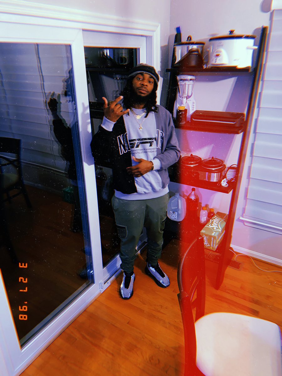 Soxxcks's tweet photo. Young bull of this rap shit, but think that I’m Kobe 🦶🏾🙏🏾🏀🍾🍾🎉 https://t.co/posJOyP6tT