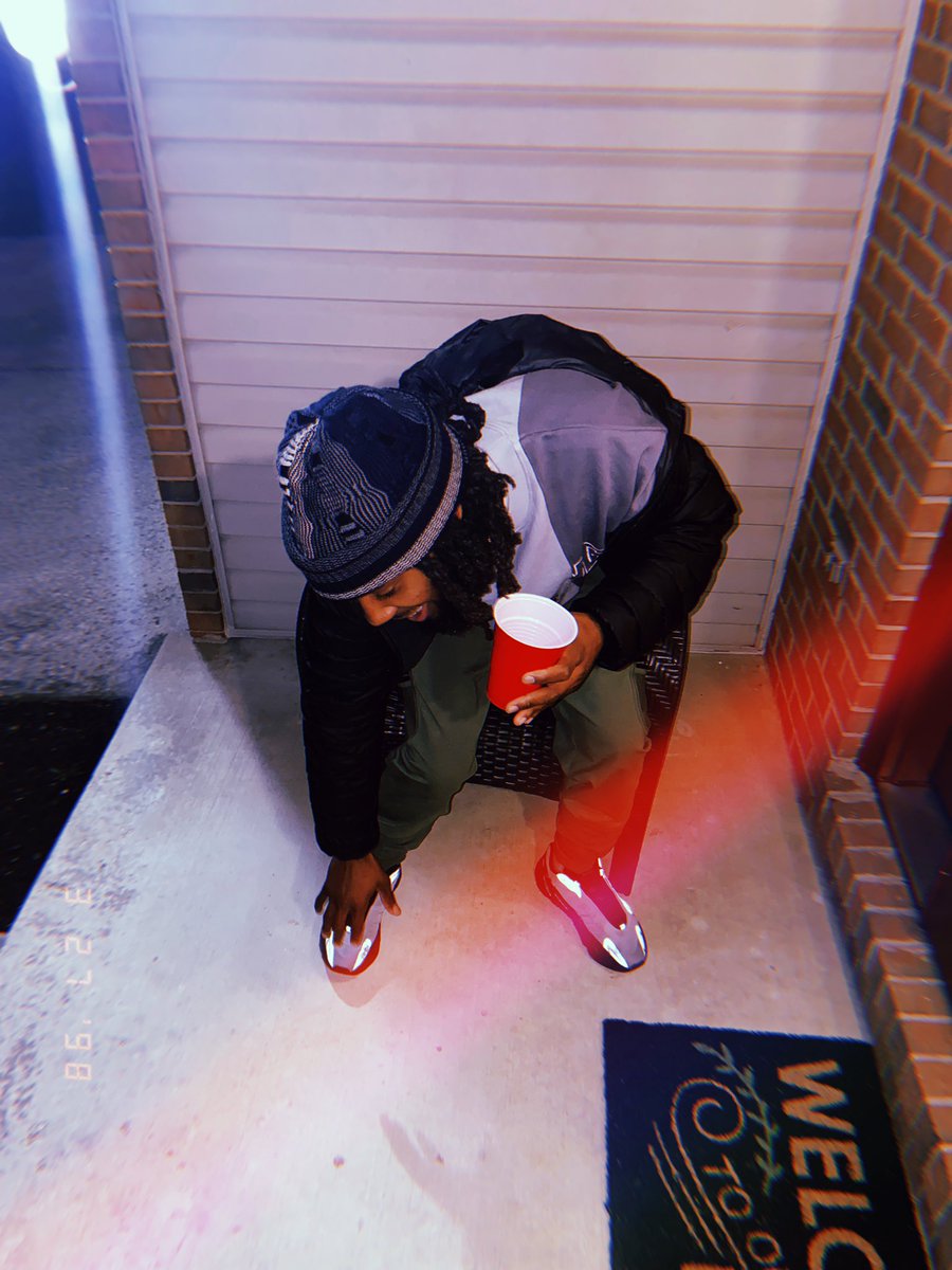Soxxcks's tweet photo. Young bull of this rap shit, but think that I’m Kobe 🦶🏾🙏🏾🏀🍾🍾🎉 https://t.co/posJOyP6tT