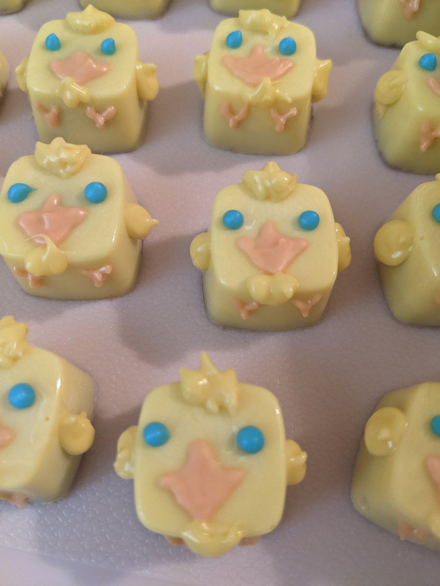 mooglecafe's tweet photo. Here's chocolate number 2! The Caramel Chocobos! A thin layer of milk chocolate with a gooey caramel center.
#chocobo #FinalFantasy #mooglecafe https://t.co/v58dgy2nEw