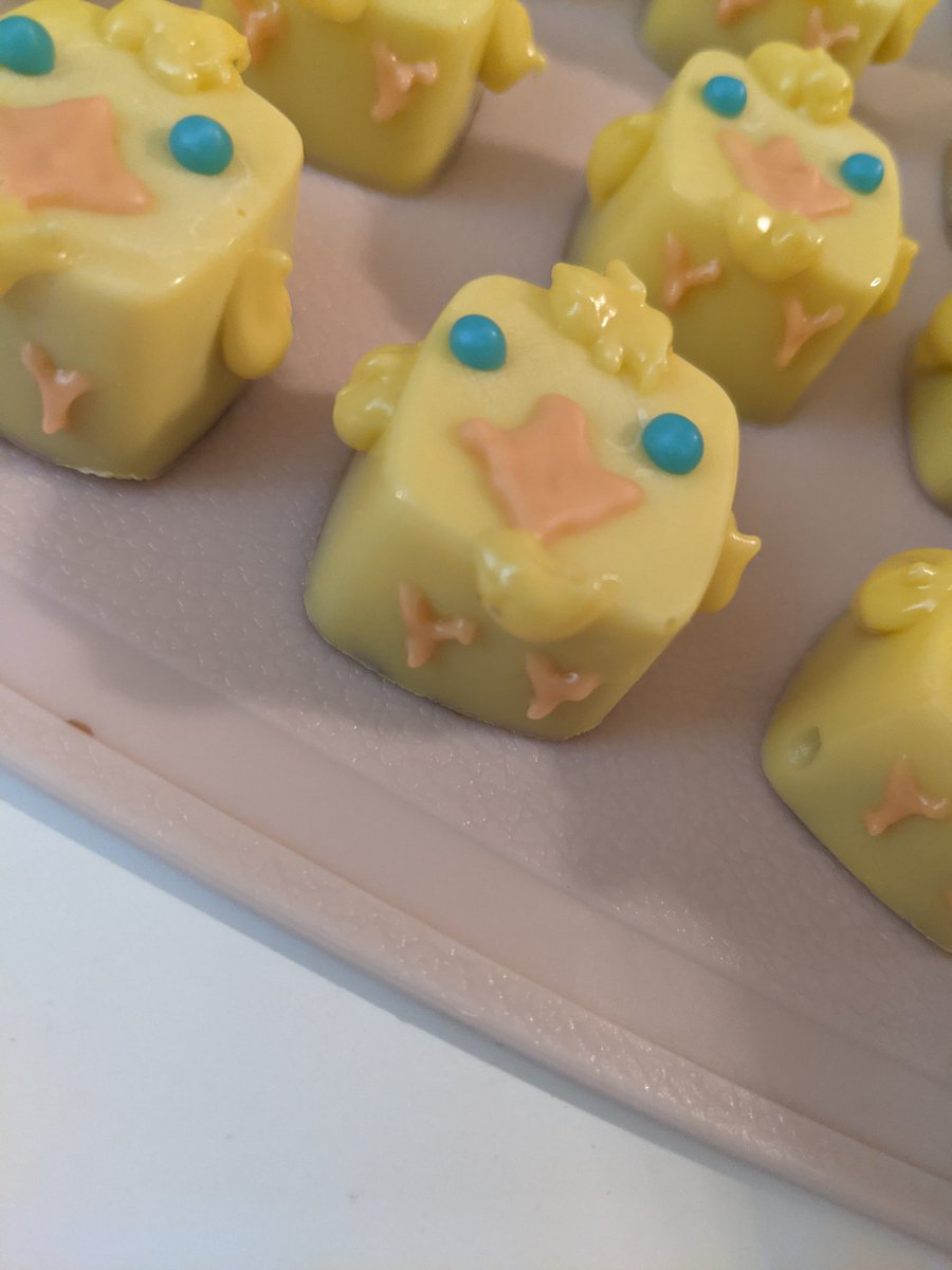 mooglecafe's tweet photo. Here's chocolate number 2! The Caramel Chocobos! A thin layer of milk chocolate with a gooey caramel center.
#chocobo #FinalFantasy #mooglecafe https://t.co/v58dgy2nEw