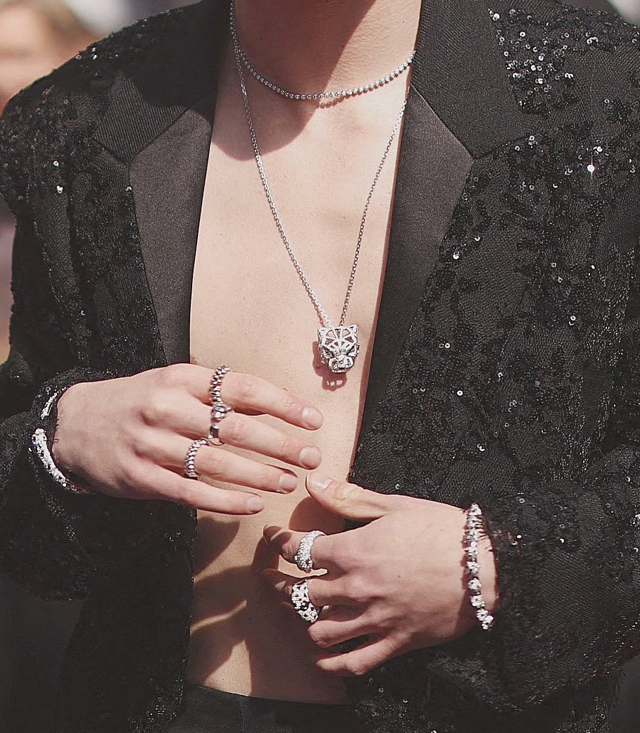 ChalametBRA's tweet photo. O terno preto de lantejoulas que Timothée Chalamet usou no #Oscars 2022 é da Louis Vuitton e pertence a coleção de moda feminina primavera 2022 de Nicolas Ghesquière. 

As joias (anéis e colares) são da Cartier. https://t.co/zTxJEwm0gg