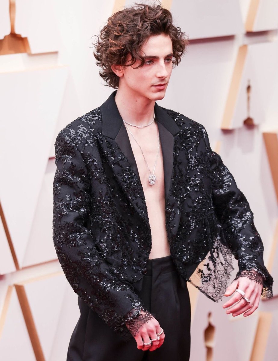 ChalametBRA's tweet photo. O terno preto de lantejoulas que Timothée Chalamet usou no #Oscars 2022 é da Louis Vuitton e pertence a coleção de moda feminina primavera 2022 de Nicolas Ghesquière. 

As joias (anéis e colares) são da Cartier. https://t.co/zTxJEwm0gg