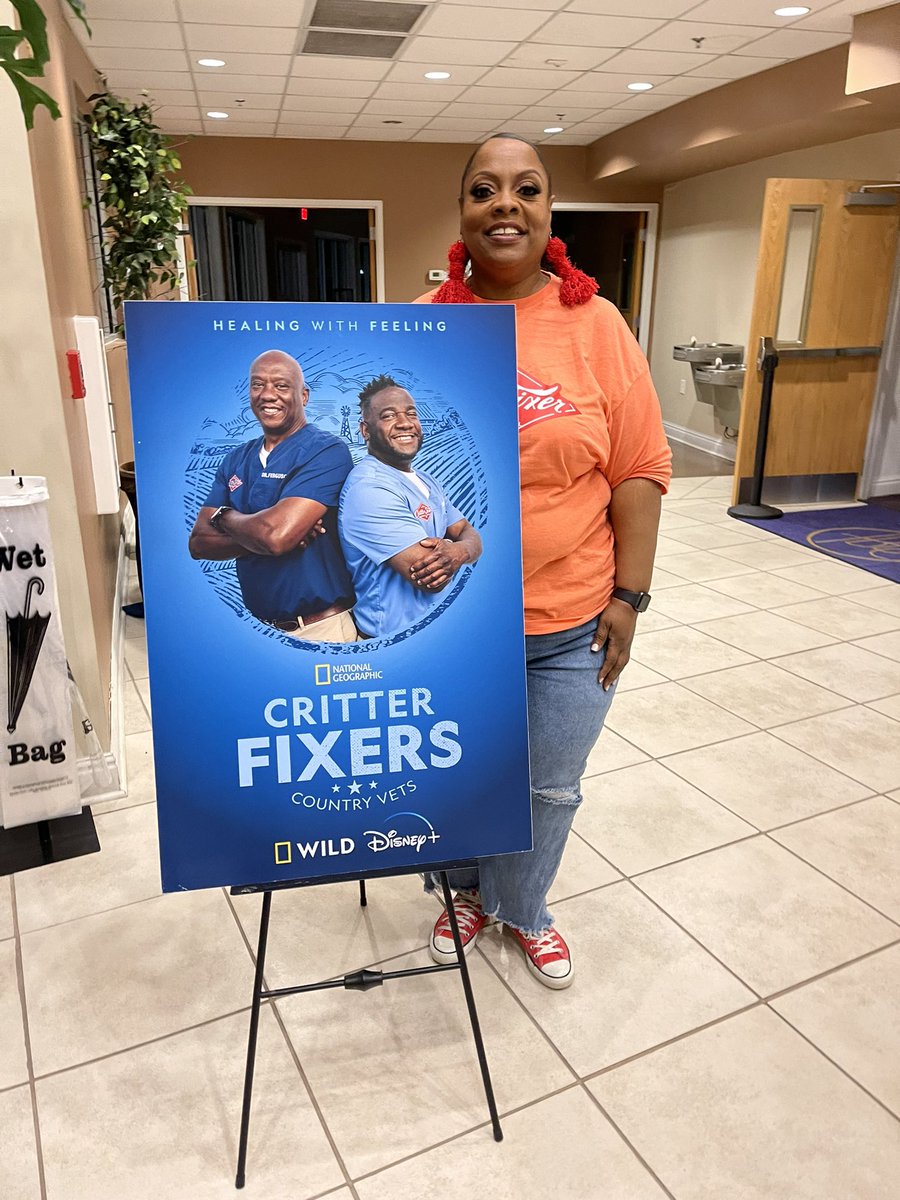 ladyosheta's tweet photo. Enjoyed hanging out with my favorite Veterinarians, Drs. @tflee31  and @drhodges last night for their season premiere of season 3. 
#fvsumade
#hbcu
#veterinarians
#natgeowild https://t.co/VGokIdclHd