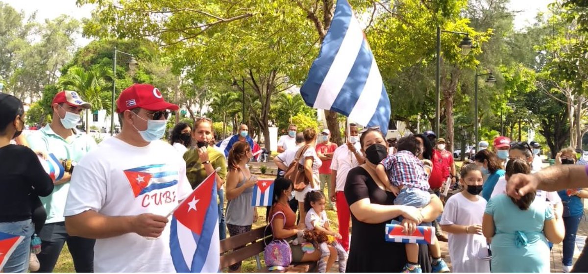 DiazCanelB's tweet photo. Muy emotivo entrar a Twitter y encontrar tantas imágenes con caravanas de #PuentesDeAmor por todo el mundo. Gracias por la solidaridad hacia #Cuba y por no desfallecer en esta lucha que ya sobrepasa las seis décadas. No nos cansaremos de exigir que se elimine el #BloqueoGenocida. https://t.co/v0vEZrU4xr