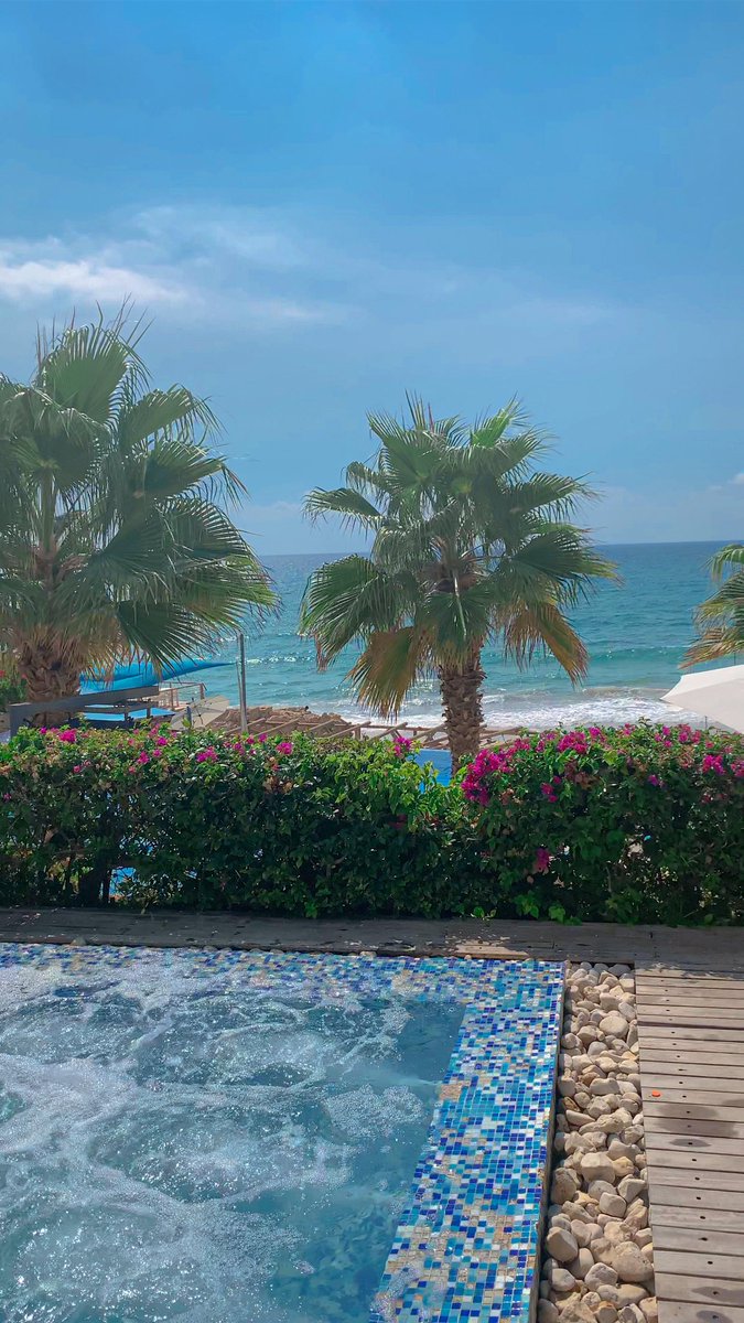 Thunder7715's tweet photo. Globey’s world is beautiful!🌎🏝 #Staycoolreality https://t.co/Uqb0rZ0oIY