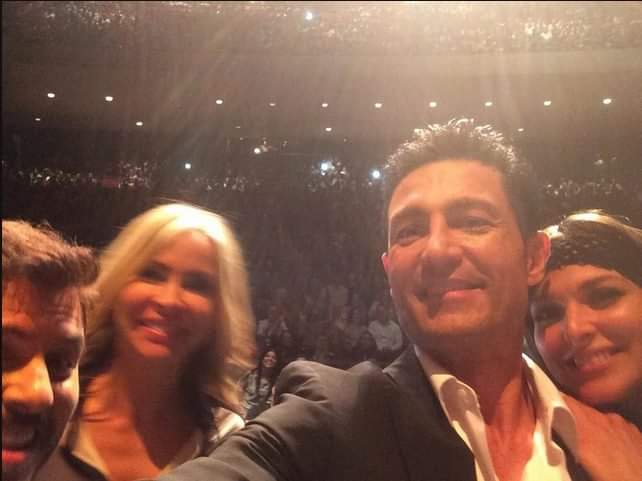 ARACELY9375's tweet photo. Celebrando el #DíaMundialDelTeatro con #TeatroDeCalidad #ObscuroTotal #FernandoColunga #BlancaSoto #Aylin_Mujica #E_Laguardia @EduardoPradoTV #ColungaTeam👏🏻👏🏻👏🏻 https://t.co/FLKr8OQ7iE