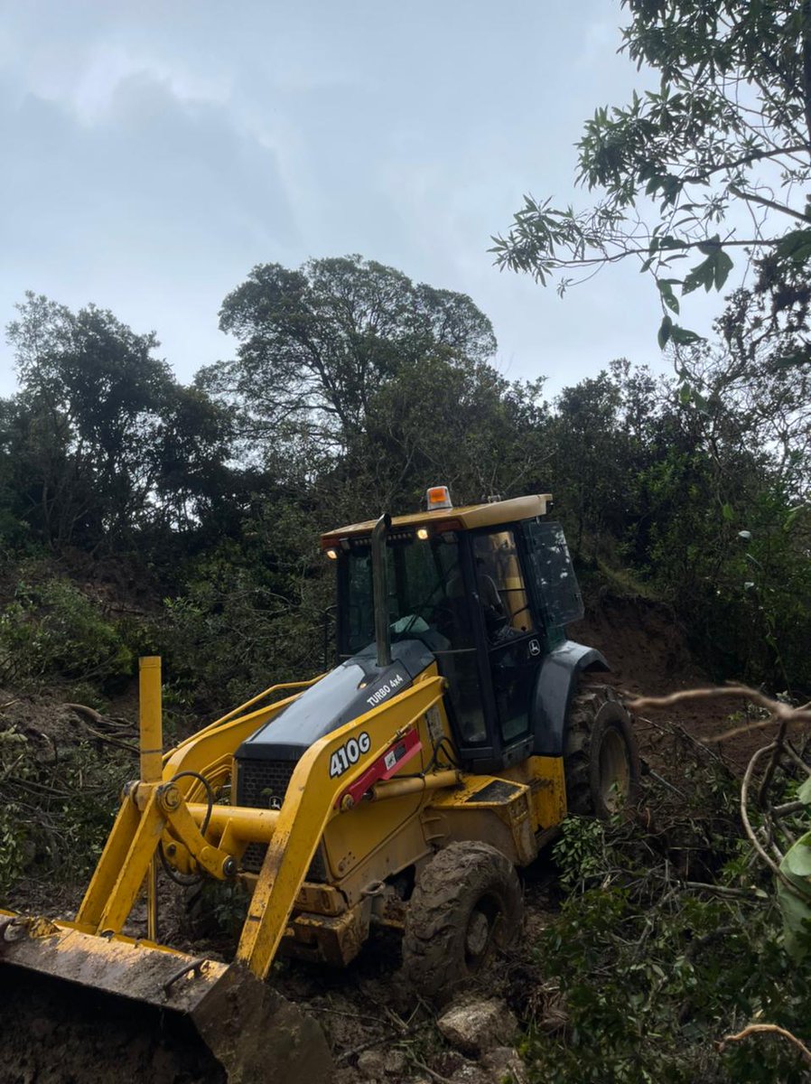 Paso #cerrado en la Vía Tendales San Rafael - Pucará, sector #Laurel. Deslizamiento de aproximadamente 80 metros. Gestionamos maquinaria para agilitar los trabajos y así retomar la conectividad de nuestro Cantón. <a href="/elmercurioec/">Diario El Mercurio</a> <a href="/tomebamba/">La Voz del Tomebamba</a> <a href="/Sanchezmendieta/">Christian Sánchez Mendieta</a> <a href="/UNSIONTV/">UnsionTV</a> <a href="/WRadioec/">W Radio Ec</a>