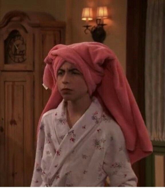 shawn viendo que ya tenía que estar en la alfombra de los oscars: