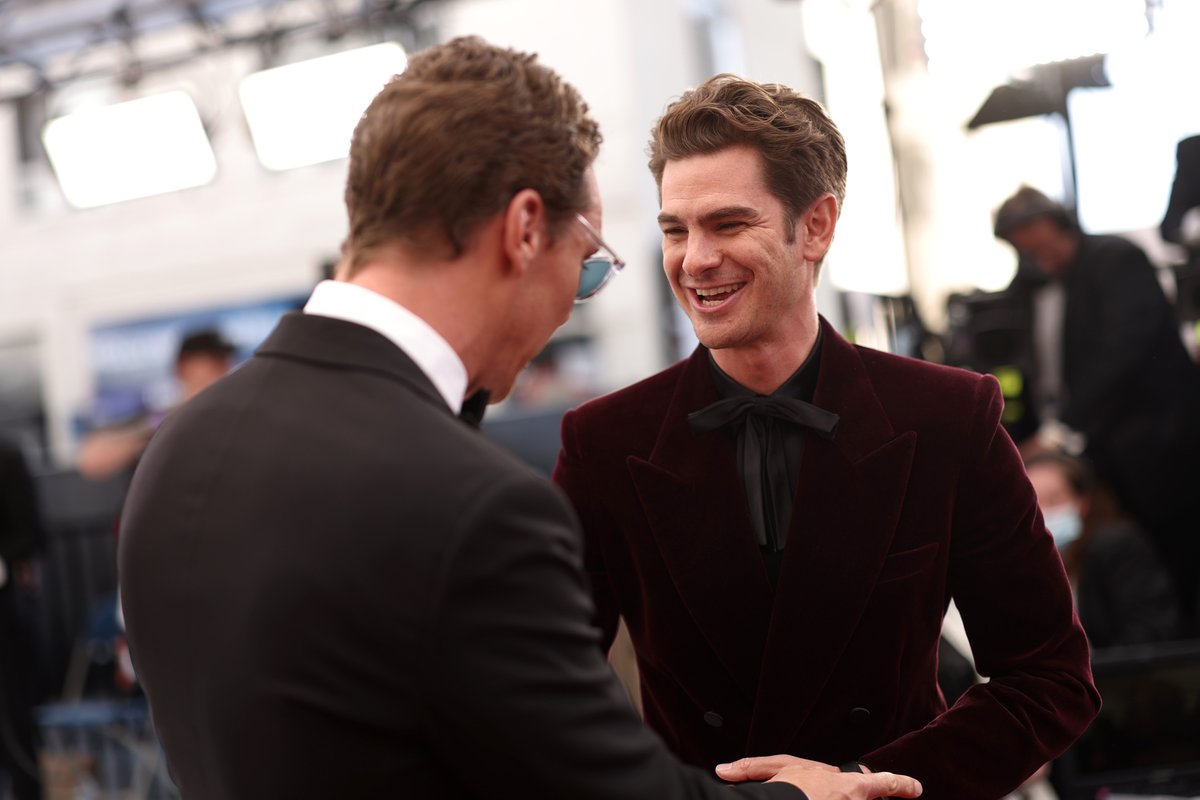 extratv's tweet photo. Just longtime pals Andrew Garflield and Benedict Cumberbatch having a catch-up at the #Oscars... 🥰 https://t.co/cnWu8h2zm3 https://t.co/bmL9uRJ2mZ