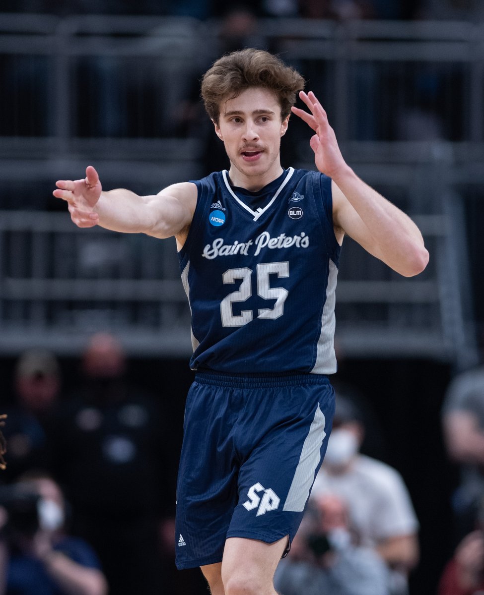 BleacherReport's tweet photo. Shoutout to Saint Peter's. Left it all on the floor.

Peacocks with a legendary run 🦚 https://t.co/3Ro9gH54Ja