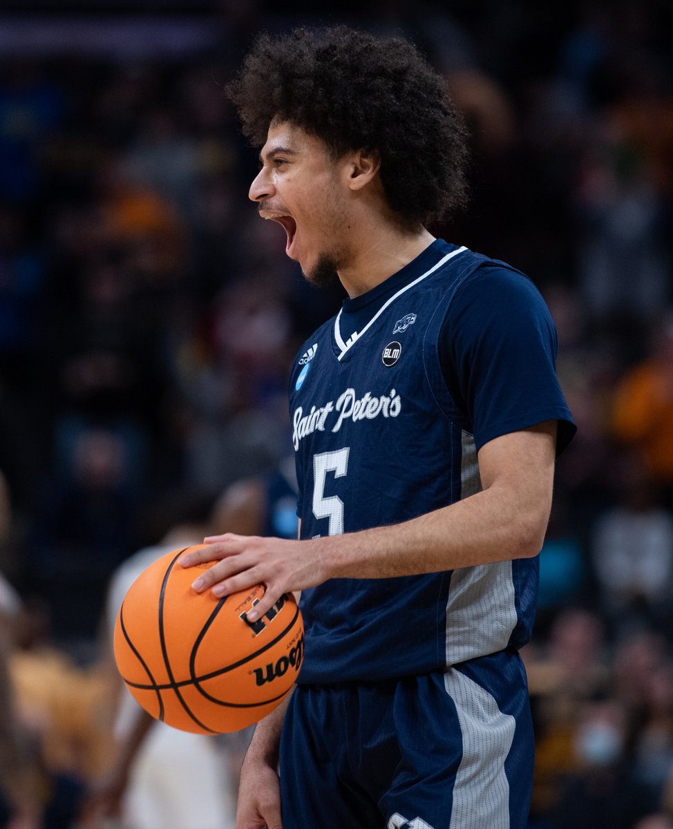 BleacherReport's tweet photo. Shoutout to Saint Peter's. Left it all on the floor.

Peacocks with a legendary run 🦚 https://t.co/3Ro9gH54Ja