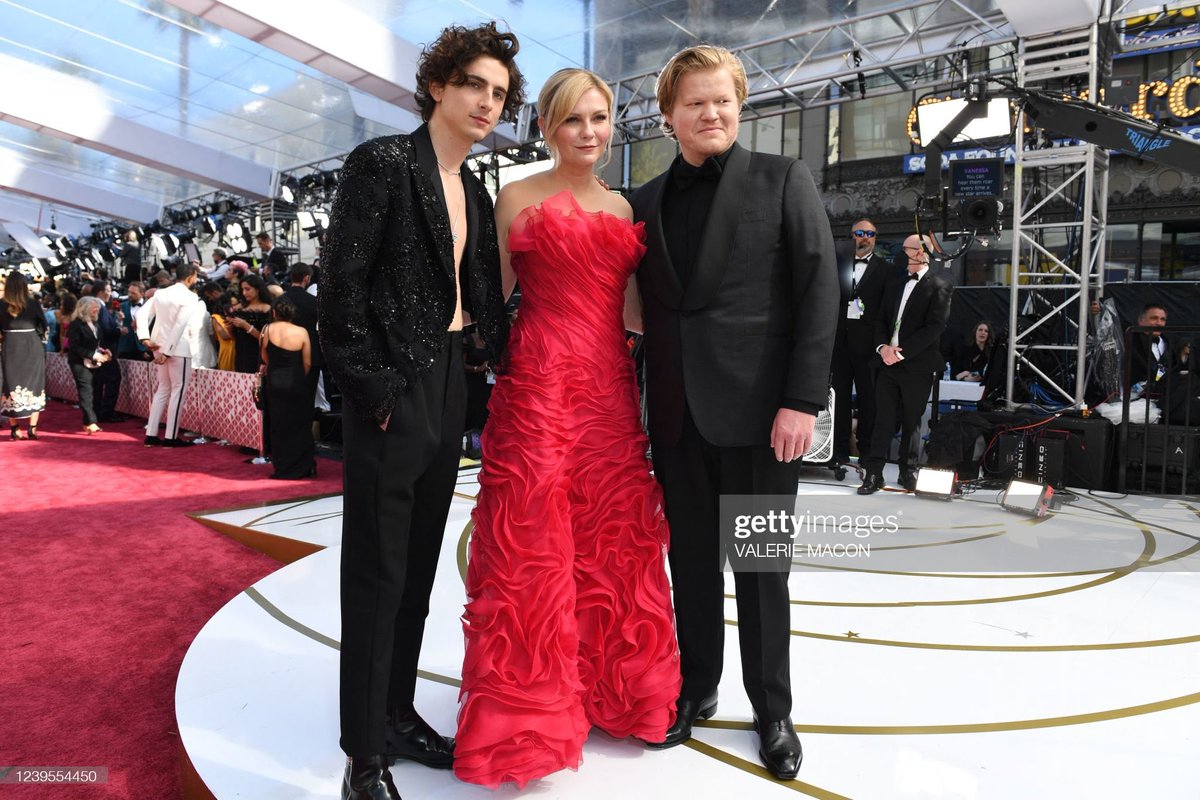 chlmt_arg's tweet photo. Foto de Timothée Chalamet con Kirsten Dunst y Jesse Plemons en los Premios de la Academia 2022 #Oscars https://t.co/iOdIn2PZ7J