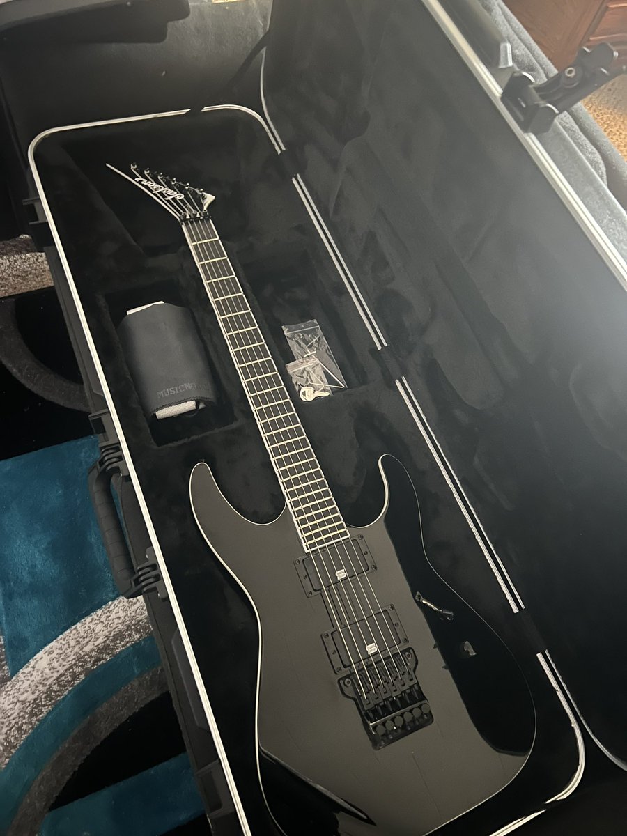 JCroft93's tweet photo. My baby. ❤️
#MickThompson #Jackson #Blackouts #Guitar #Metal https://t.co/PsKO6F8xG3